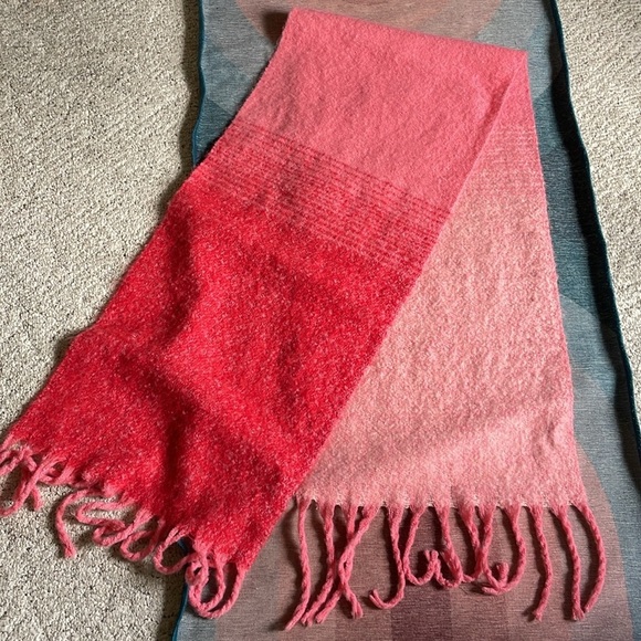 Shiraleah Chicago Large Pink Red Ombre Fringed Scarf - Picture 3 of 9